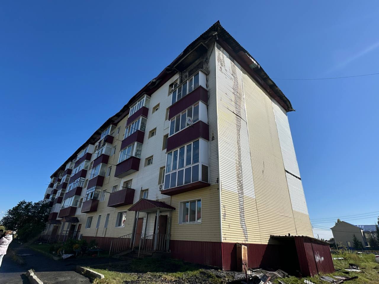 Восстановление кровли пострадавшего от пожара дома в п. Демьянка начнут на следующей неделе