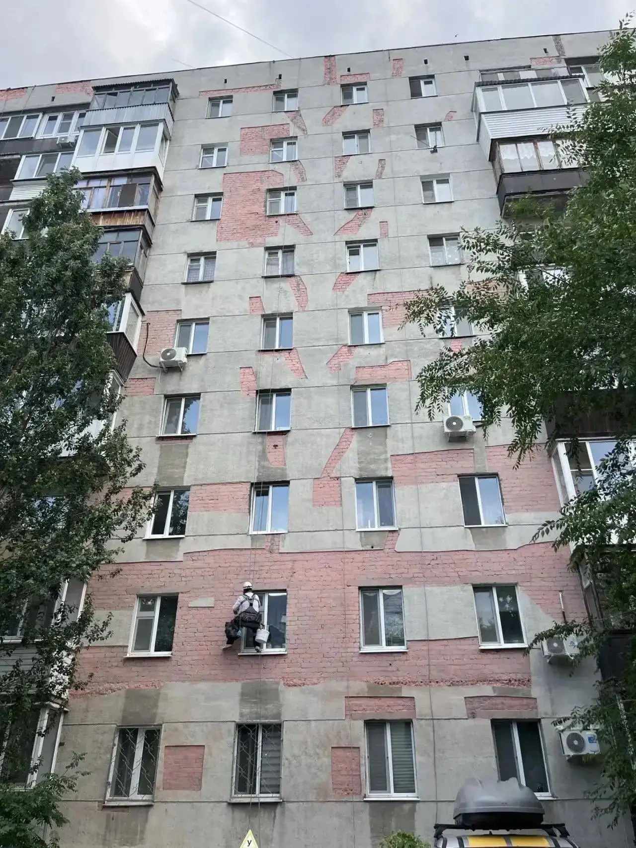  Искусство в деталях: в Тюмени ремонтируют непростой фасад