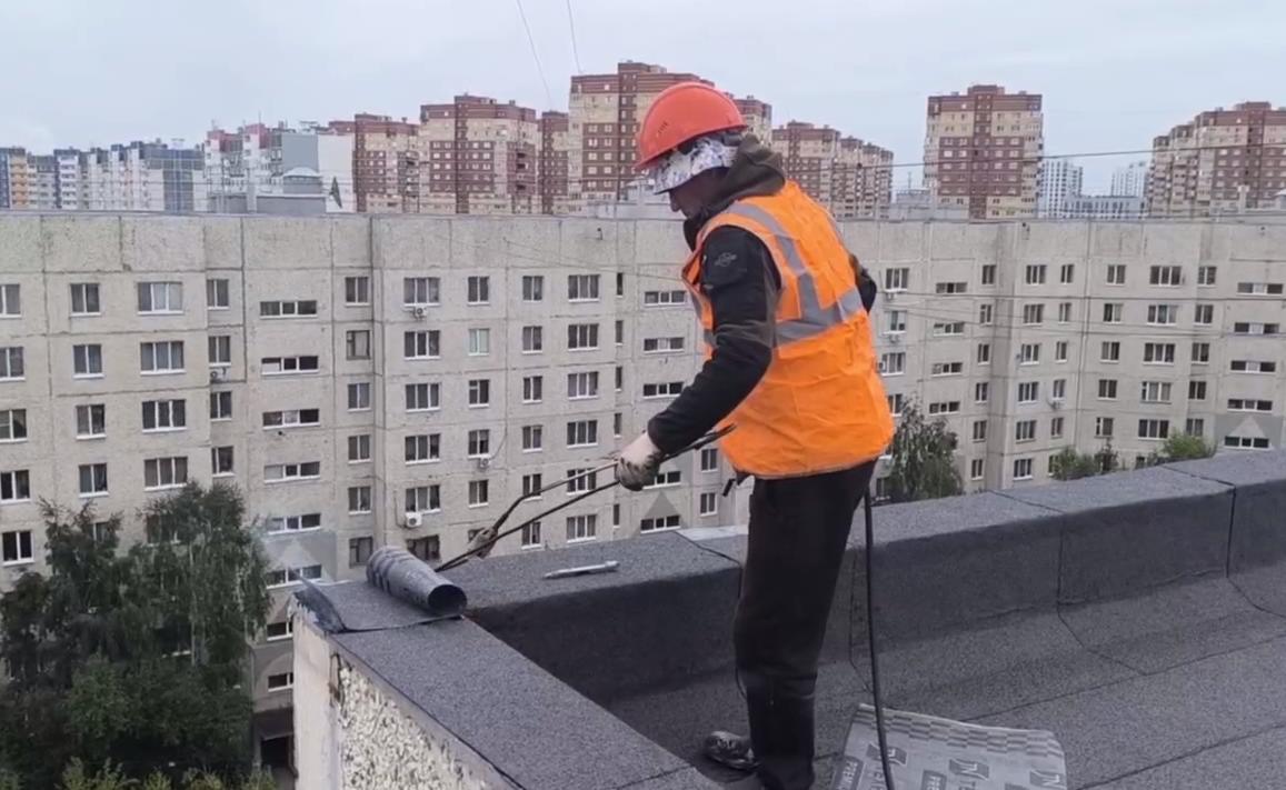 В доме на ул. Широтная, 150 г. Тюмени подрядная организация завершает капремонт кровли