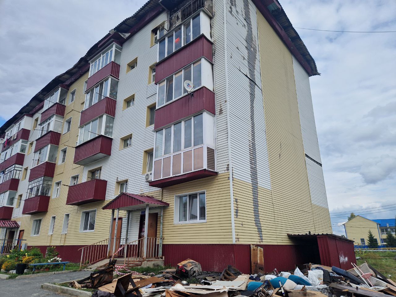 В Уватском округе приступили к восстановлению крыши после пожара