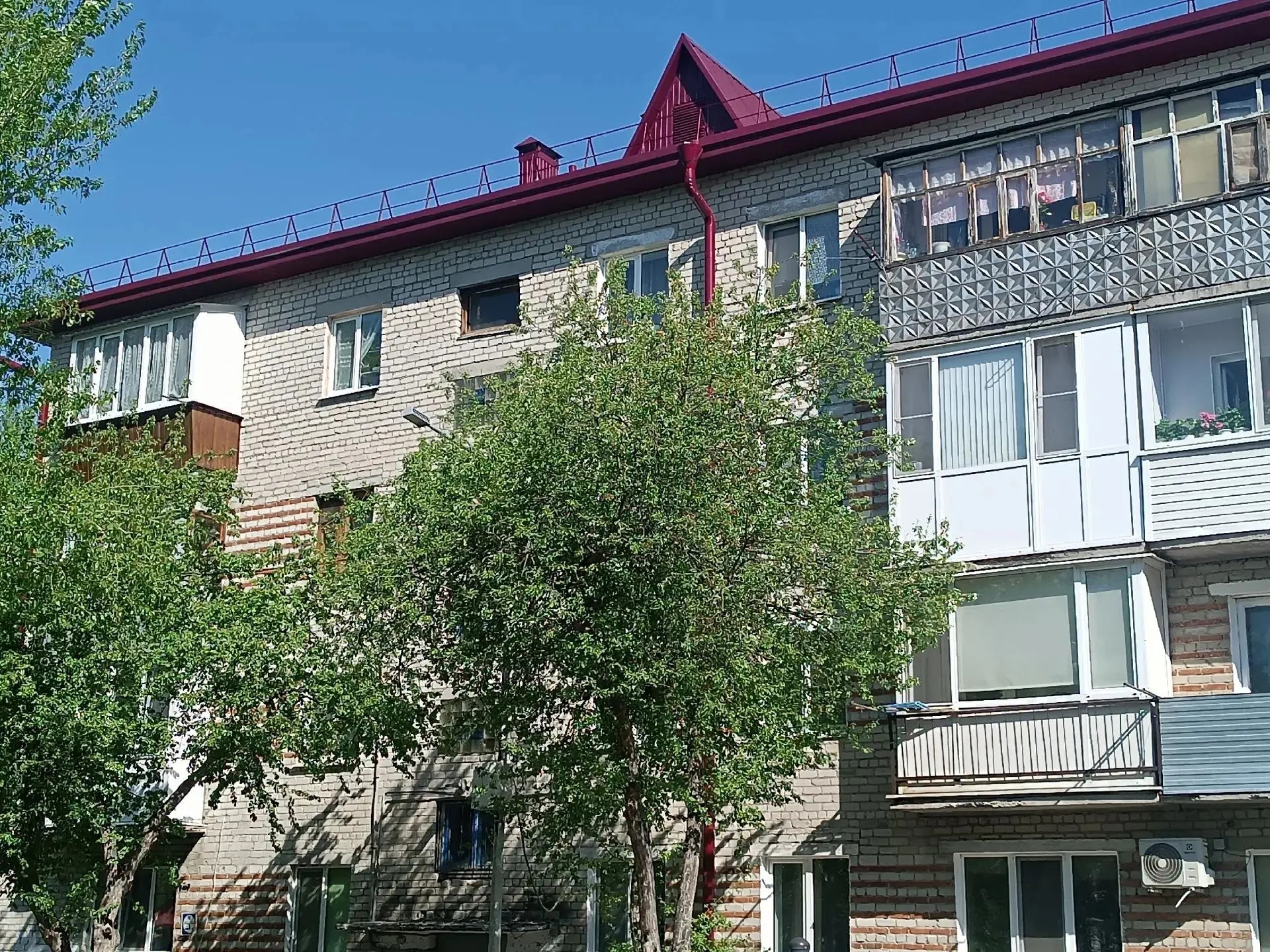 Новые трубы водоснабжения и крыша дома в цвет соседних зданий