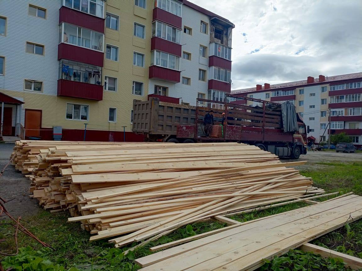 В Демьянке в доме №9, пострадавшем от пожара, начались работы по восстановлению кровли