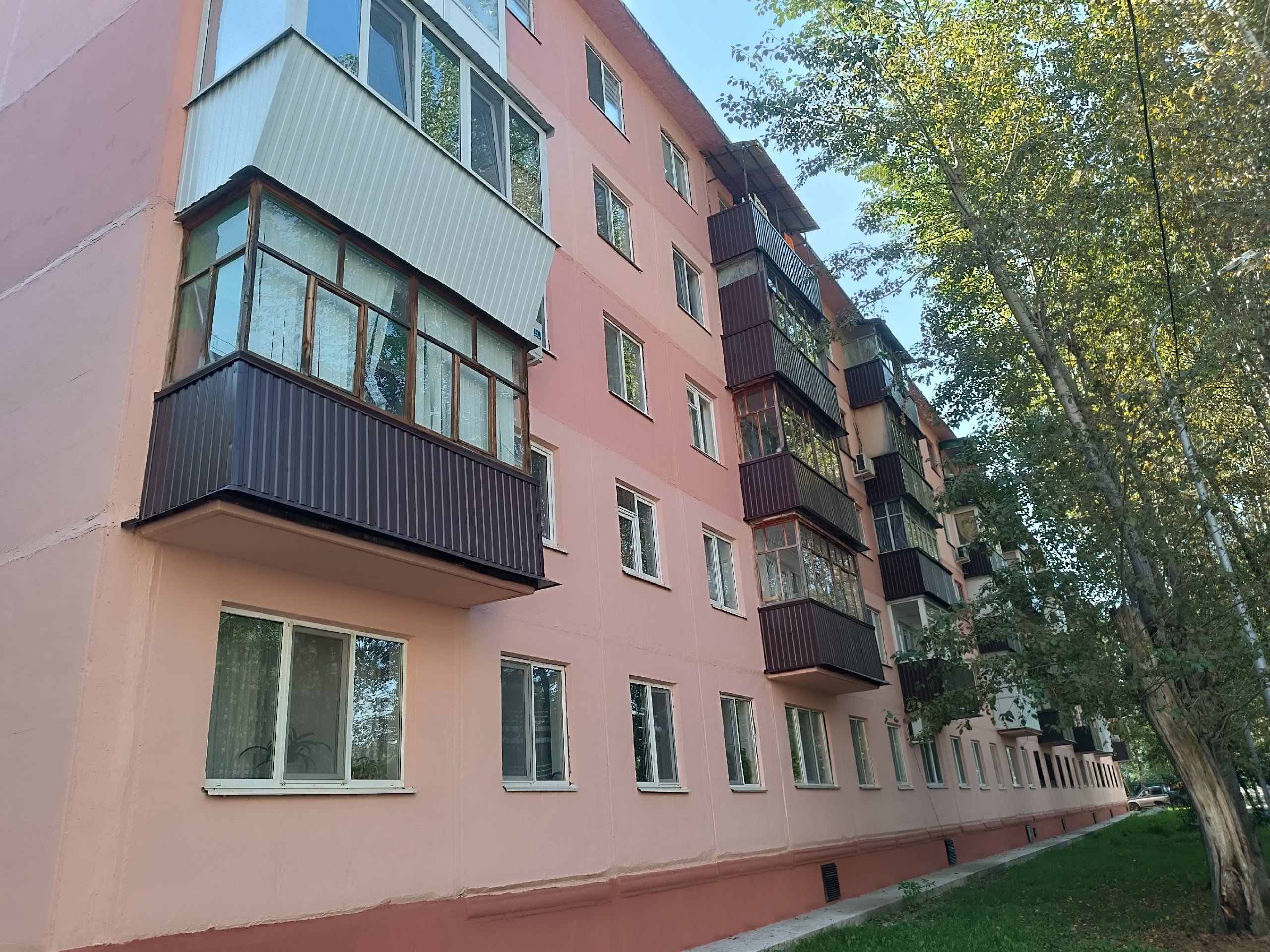 Дом словно помолодел: капремонт фасада завершен